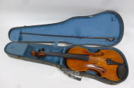 Geige mit Bogen, beschädigt, im Koffer