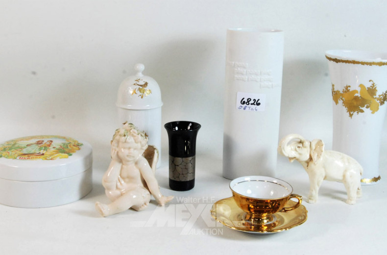 8 Teile Porzellan: 3 Vasen, 2 Deckeldosen,