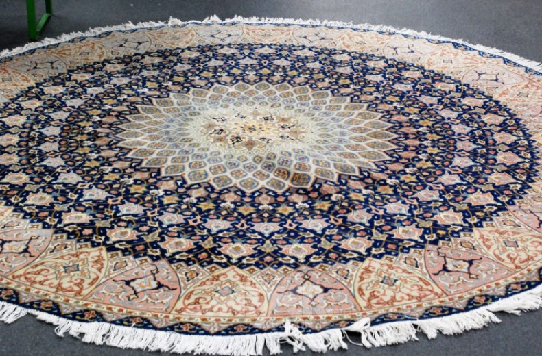 runder Teppich, florales Dekor,