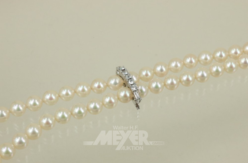 lange Perlenkette mit Silberschließe