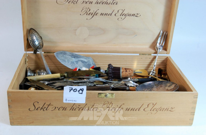 Holzkiste mit Besteckteilen