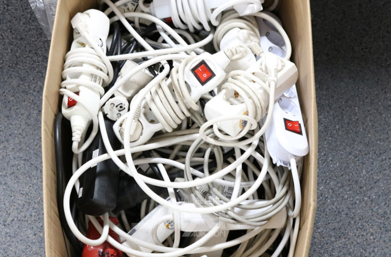 Posten div. Verlängerungssteckdosen-