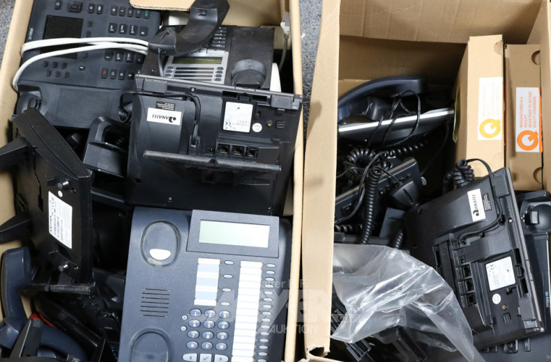 Posten div. Telefone und Zubehör u.a.