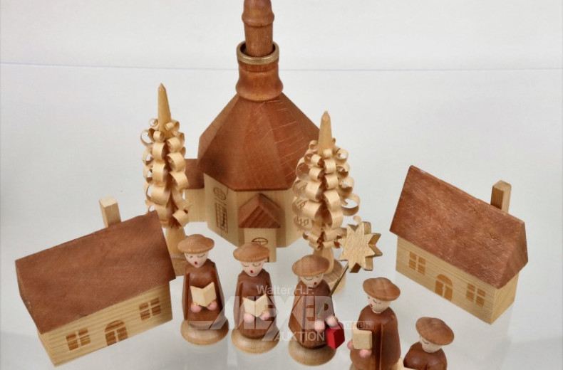10 Holzfiguren ''Kirchplatz''