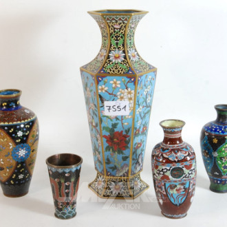 4 Vasen und  1 Becher, Cloisonné