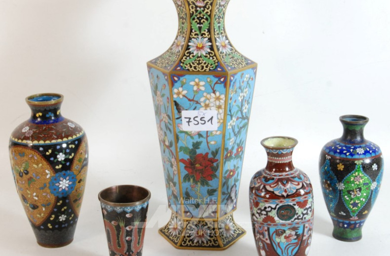 4 Vasen und  1 Becher, Cloisonné