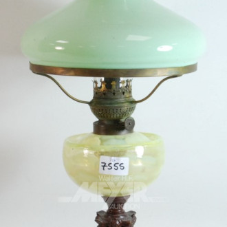 Petroleumlampe mit grünem Glasschirm