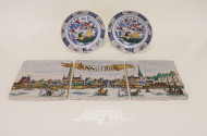 3 Fliesen/Kacheln und 2 Teller, Steingut,