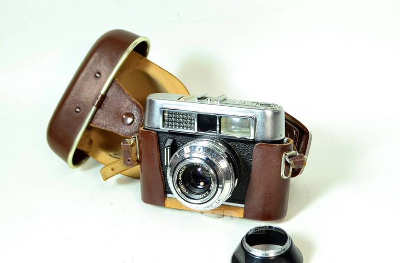 Fotoapparat ''VOIGTLÄNDER'' mit Tasche