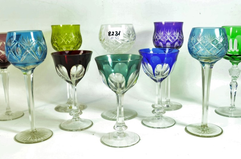 10 versch. farbige Kristall-Gläser,