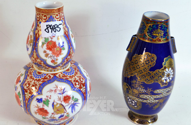 2 versch. Porzellan-Vasen