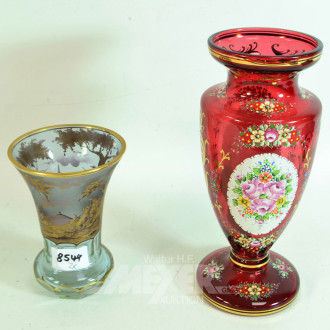 2 versch. farbige Kristall-Vasen,