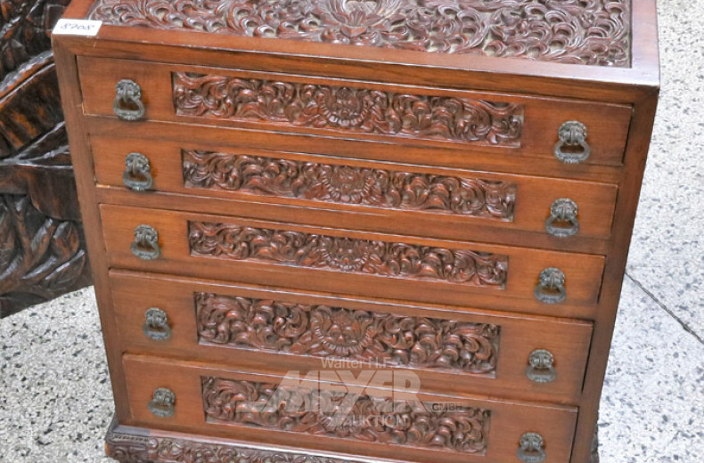 kl.asiat. Holzkommode, mit Klauenfüßen,