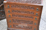 kl.asiat. Holzkommode, mit Klauenfüßen,