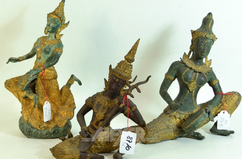 3 versch. große asiat. musizierende