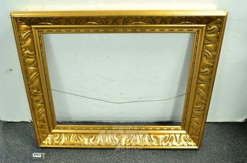 breiter goldfarbiger Rahmen