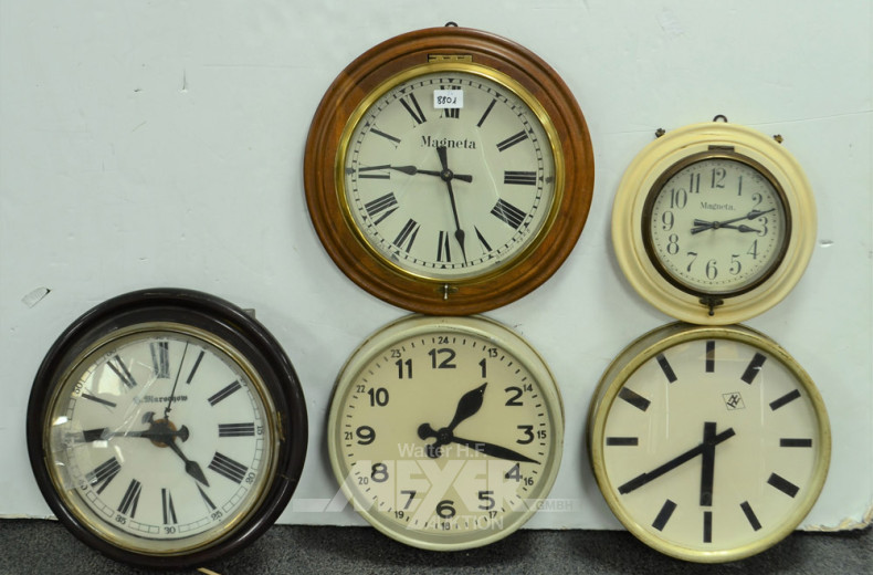 5 versch. Wanduhren, teils elektrifiziert