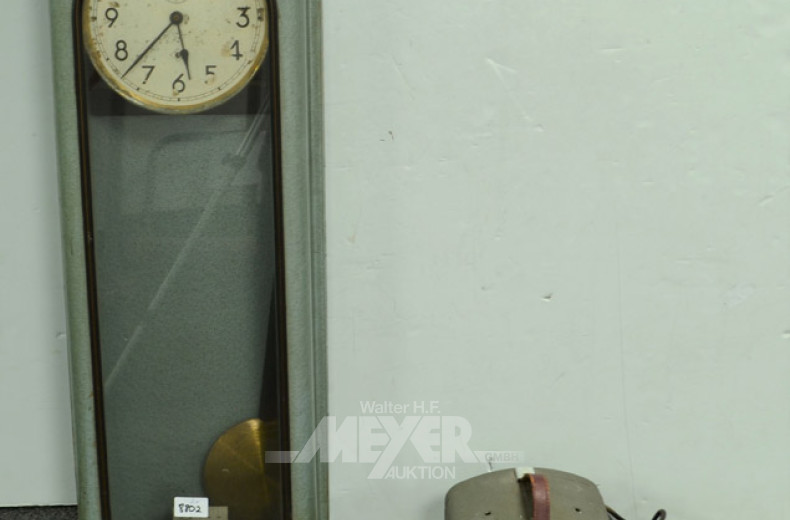 Fabrikuhr und 1 altes Uhrenradio