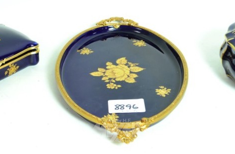 3 Teile Porzellan, LIMOGES: 2 Deckeldosen