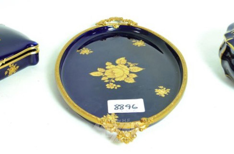 3 Teile Porzellan, LIMOGES: 2 Deckeldosen