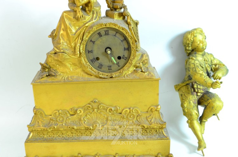 gr. Jahresuhr mit Glassturz,