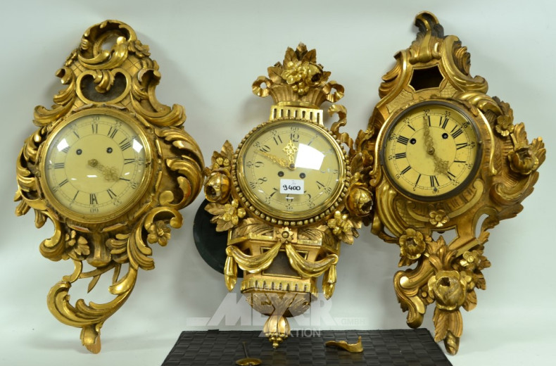 3 versch. Wanduhren, im goldfarbigen