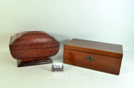 Holz- und 1 Kunststoffschatulle