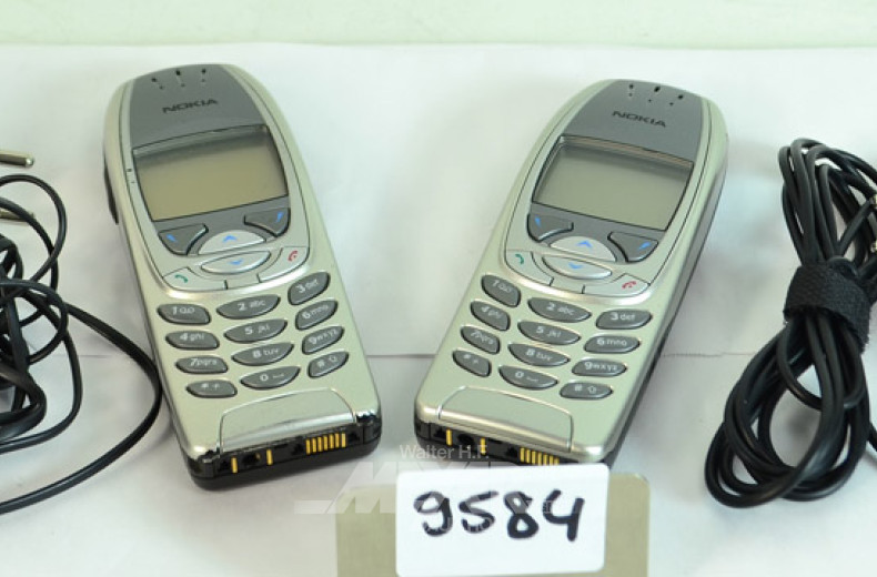 2 ältere Mobiltelefone ''NOKIA '',