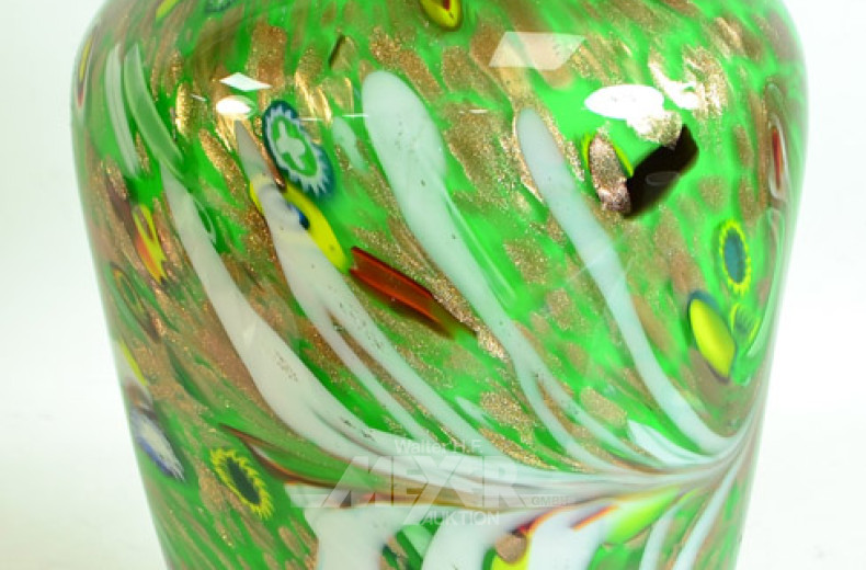 gr. schwere Glasvase, grüngrundig,