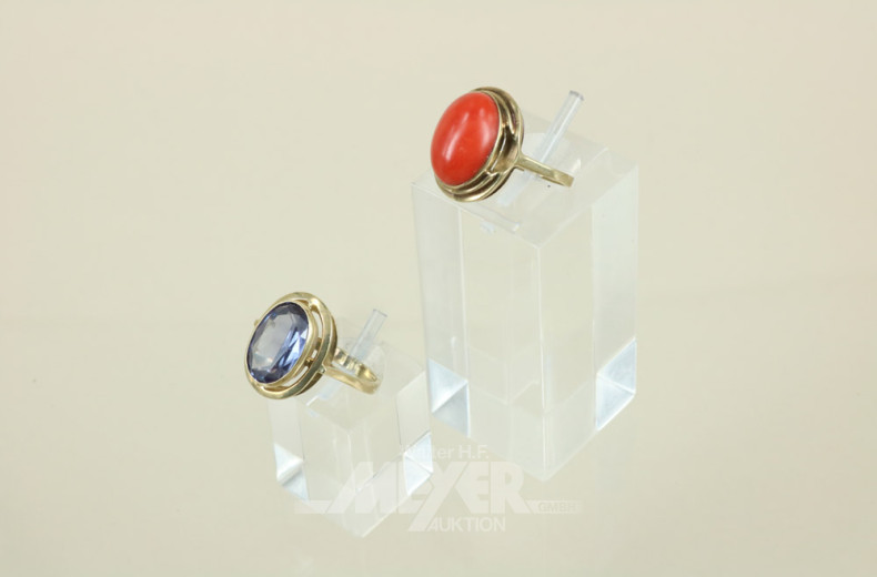 2 Damenringe, 333er Gelbgold, mit Koralle