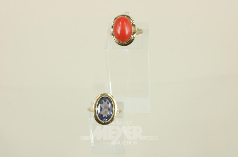 2 Damenringe, 333er Gelbgold, mit Koralle