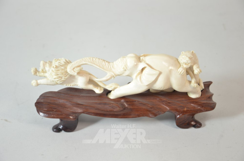 Hornschnitzerei, ''Elefanten'', auf Sockel