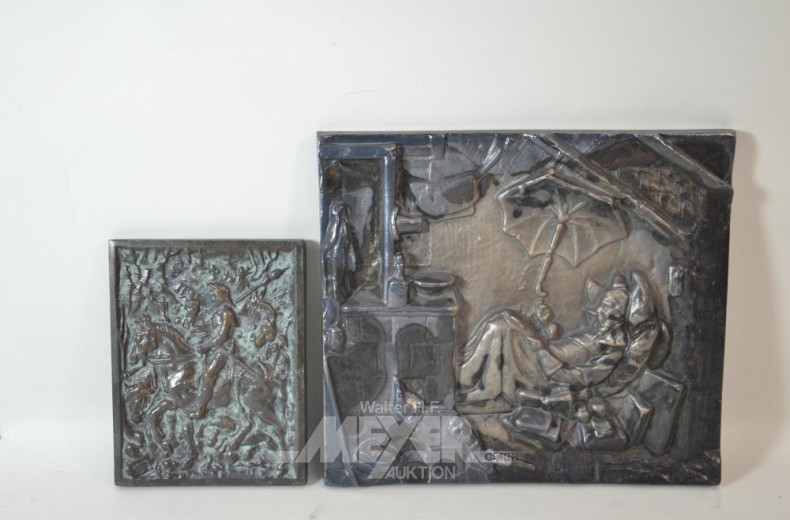 2 versch. Metall-Wandplaketten