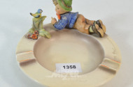 Aschenbecher, ''Junge mit Vogel'',