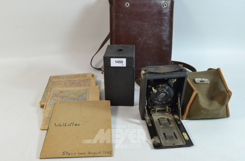 Weltatlas und 2 Fotoapparate