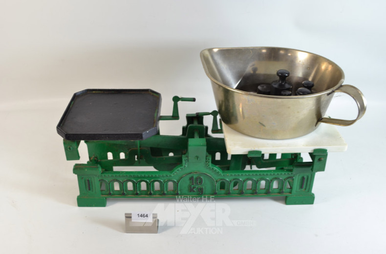 Marktwaage mit Schale und Gewichten