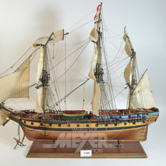 Modell-Segelschiff, beschädigt