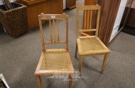 4 Holzstühle, Sitzfläche: Korbgeflecht