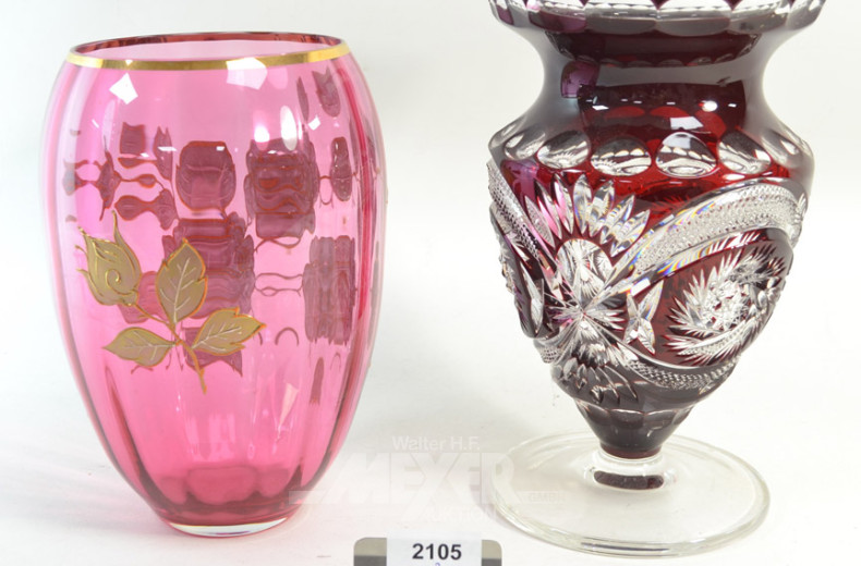 Kristallvase und 1 Buntglasvase