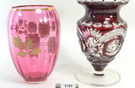 Kristallvase und 1 Buntglasvase