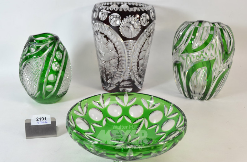 4 Teile farbiges Kristall: 3 Vasen,