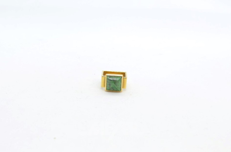 Ring, 750er GG, viereckig, mit 1 grünen