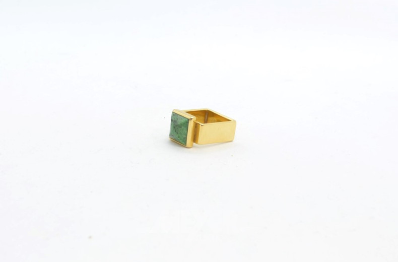 Ring, 750er GG, viereckig, mit 1 grünen