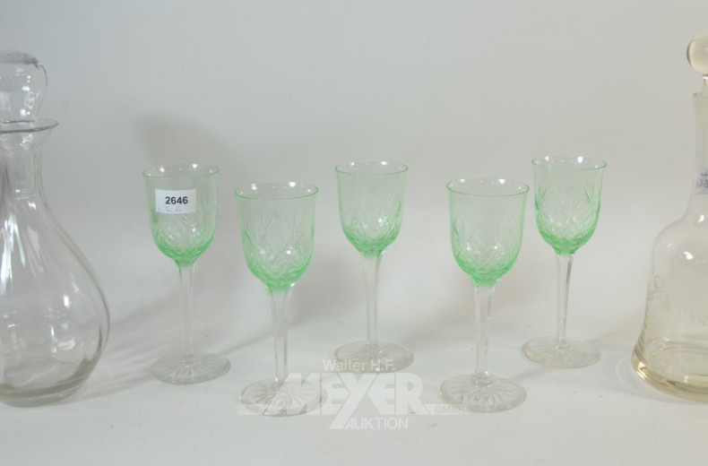 4 farbige Weingläser und 2 Karaffen