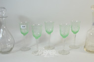 4 farbige Weingläser und 2 Karaffen