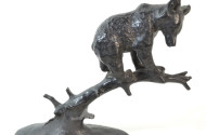 Bronze-Figur ''Bär auf Ast''