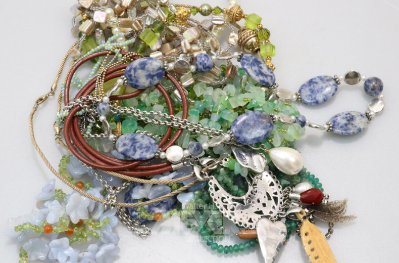 gr. Posten versch. Ketten und Colliers,