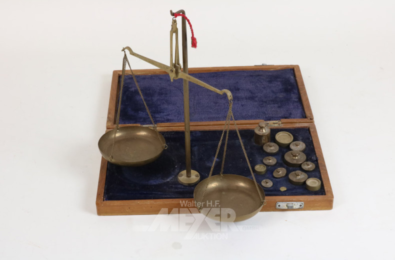 kleine Goldwaage mit Gewichten,