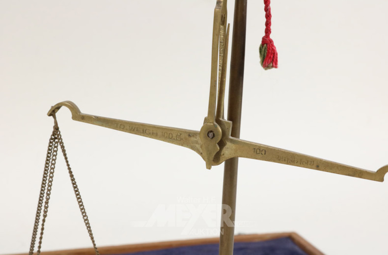 kleine Goldwaage mit Gewichten,