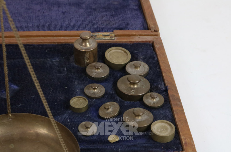 kleine Goldwaage mit Gewichten,